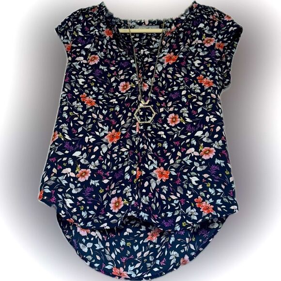 Beautiful Daniel Rainn floral top! - Picture 4 of 12